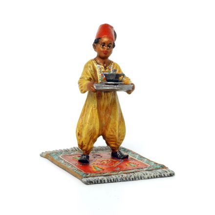 Arabischer Bub auf Teppich