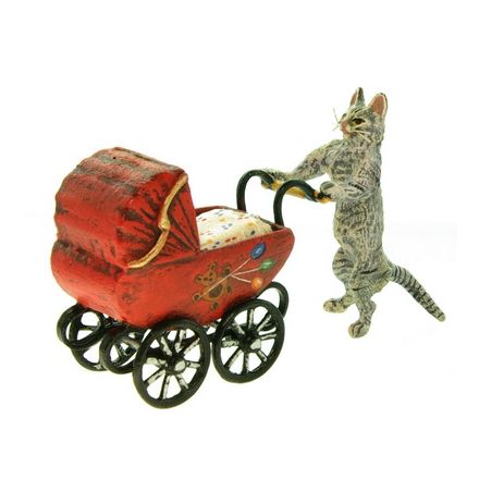Katzenmutter mit Kinderwagen