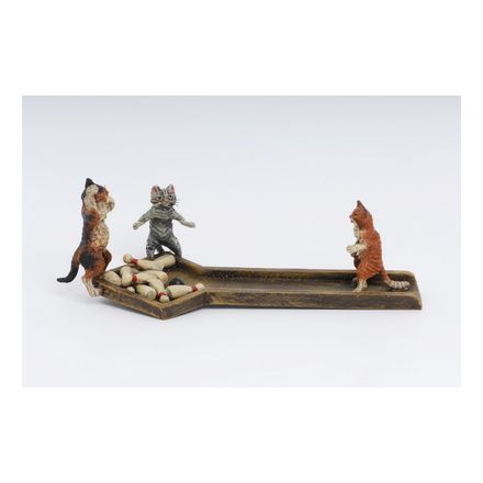 Katzen bei Kegelbahn