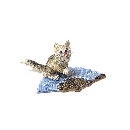 Katze sitzend auf blauen Fächer