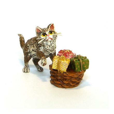Katze mit Geschenkkorb