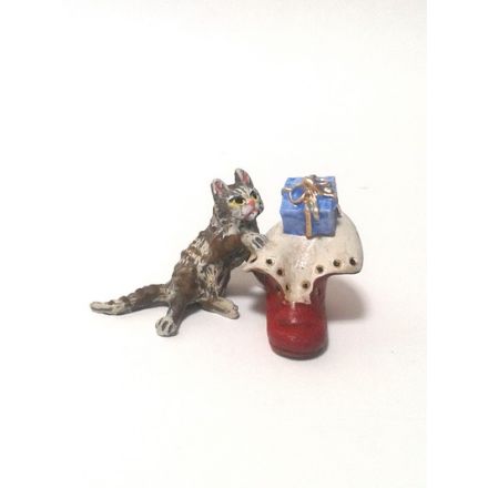 Katze Pfote auf Stiefel/Paket