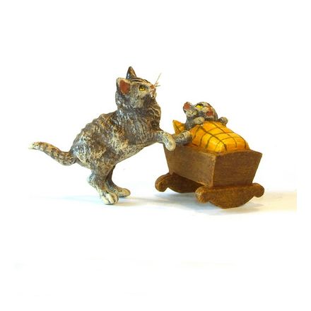 Katzenmutter bei Wiege/Baby