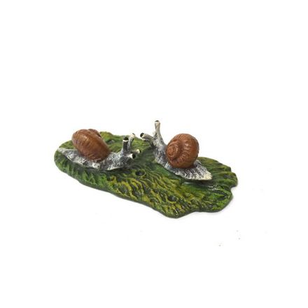 2 Schnecken klein auf Erdreich