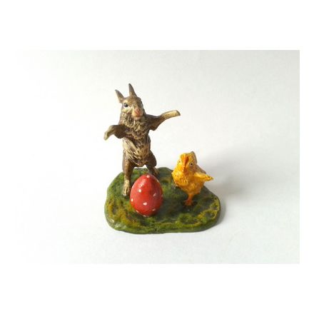 Hase mit Küken und Ei auf Erdreich