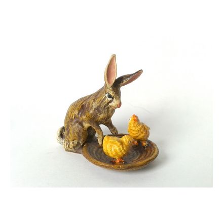 Hase gebückt  / Korb mit Küken