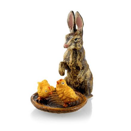 Hase sitzend / Korb mit Küken