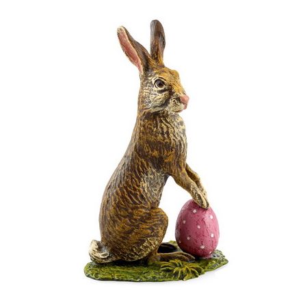 Hase aufrecht mit Osterei auf Wiese