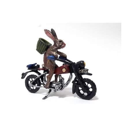 Hase auf Motorrad mit Korb