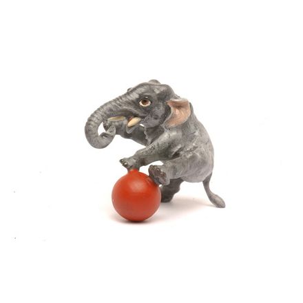 Elefant mit Ball/spielend