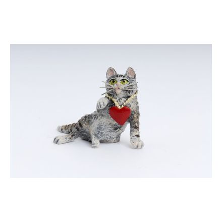 Katze mit Herzkette