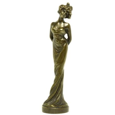 Dame im Kleid
