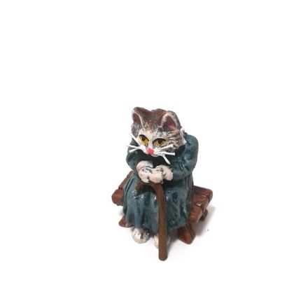 Katzenomi auf Bank/Stock