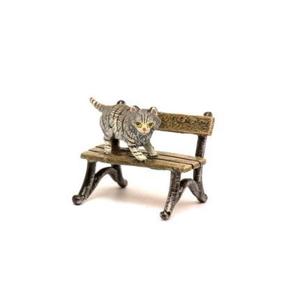 Katze auf Gartenbank