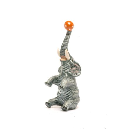 Elefant mit Ball/sitzend